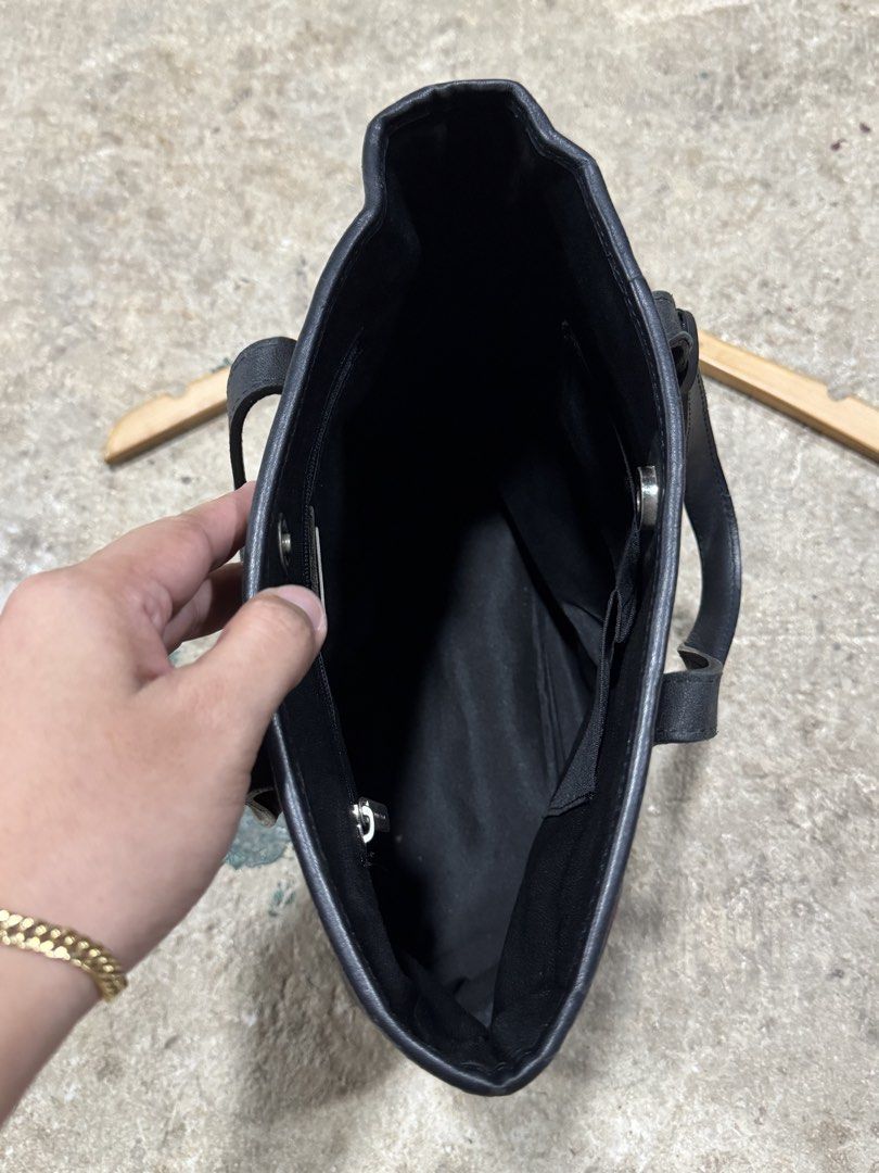 Burberry Nova Check Canvass Tote Bag (Category: Luxury Bags & Wallets) located in Badian. Submitted by choloknows (Listing ID 1457292543, Image 2). Description: Excellent 9.5/10 Used No major issue 1800 + sf.