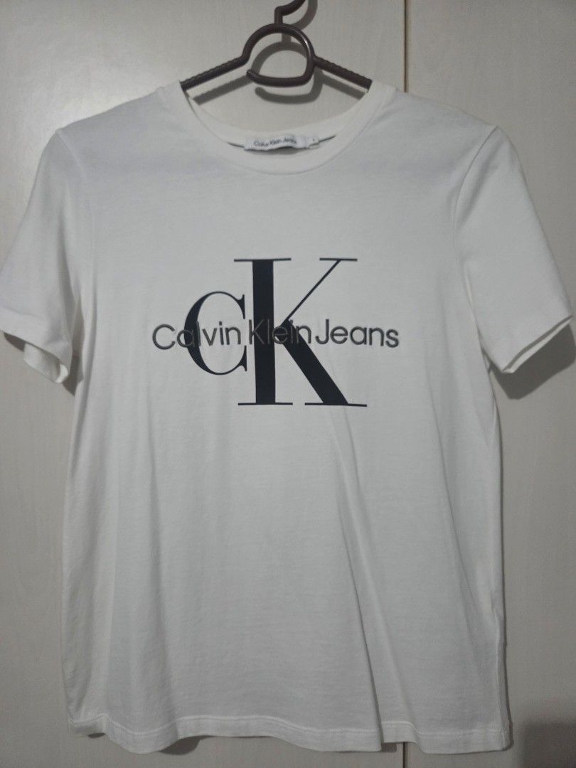 [Calvin Klein] White T-shirt (Size S) (Category: Shirts) located in Makati City. Submitted by skyioh (Listing ID 1457209612, Image 2). Description: 💯 - CK STORE BOUGHT (NOT THRIFTED) - Features iconic CK logo graphic on the front (EMBROIDERES) - Size: S ( can fit Male XS to S ) -MY SIZE < see photo > ❤️height : 163cm / 5'3" ❤️size : medium - Material: Comfortable cotton NO ISSUE / IMPULSE BUY 📌Location : Makati 📌Payment : Gcash 📌Shipping : on