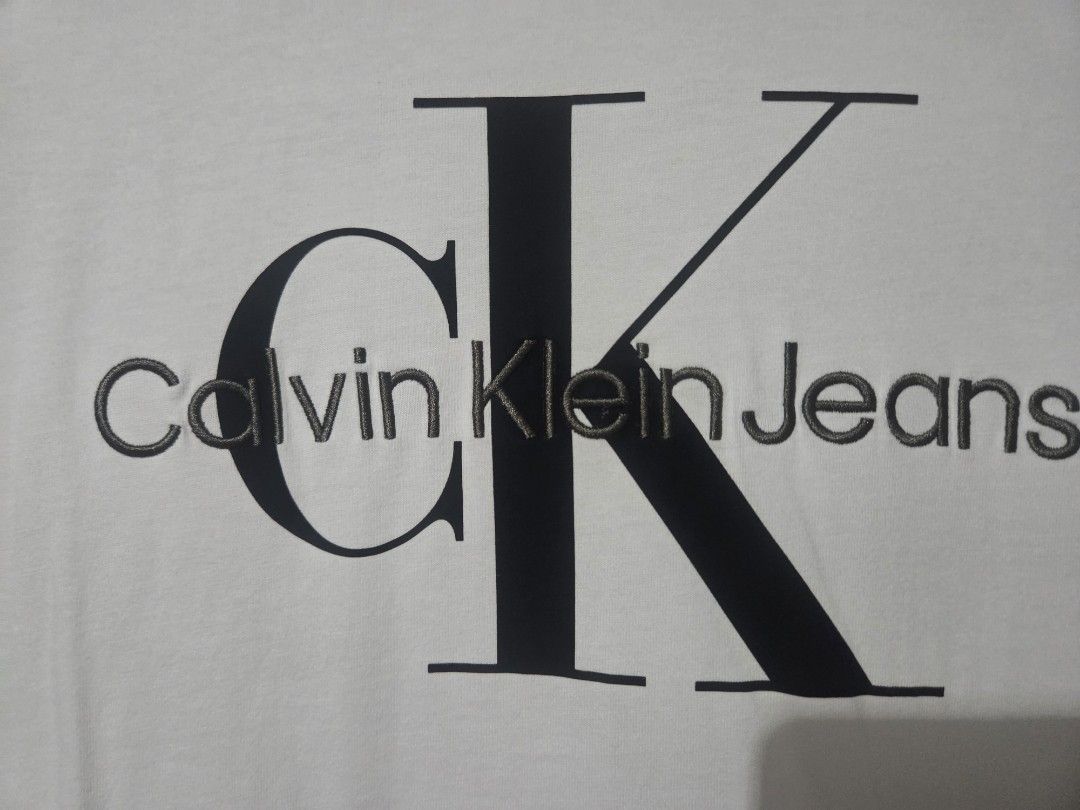 [Calvin Klein] White T-shirt (Size S) (Category: Shirts) located in Makati City. Submitted by skyioh (Listing ID 1457209612, Image 3). Description: 💯 - CK STORE BOUGHT (NOT THRIFTED) - Features iconic CK logo graphic on the front (EMBROIDERES) - Size: S ( can fit Male XS to S ) -MY SIZE < see photo > ❤️height : 163cm / 5'3" ❤️size : medium - Material: Comfortable cotton NO ISSUE / IMPULSE BUY 📌Location : Makati 📌Payment : Gcash 📌Shipping : on