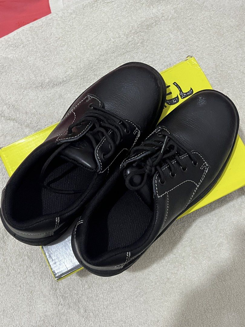 CAMEL low cut safety shoes [black] (Category: Boots) located in Manila. Submitted by aching_90 (Listing ID 1457290675, Image 1). Description: EU 40 / US 9 worn once slight scratch.