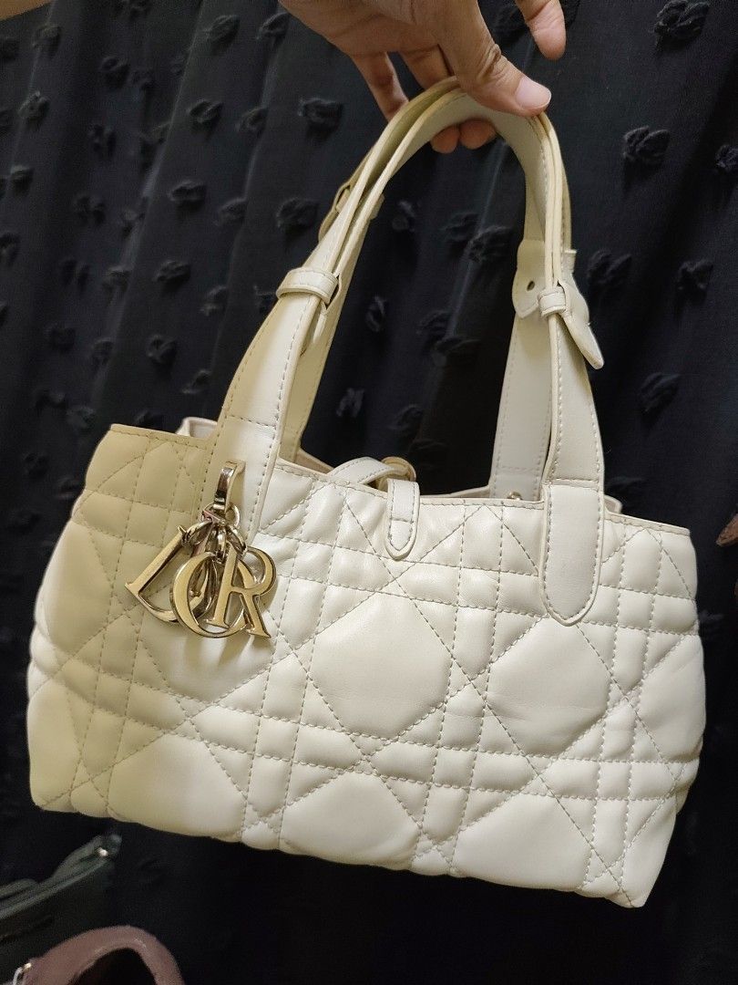CD (Category: Shoulder Bags) located in Kuala Lumpur. Submitted by theatmacreations (Listing ID 1457308973, Image 1). Description: PLEASE READ CAREFULLY OUR T&C!!! SELECTED THRIFT DIOR TOUJOURS COLOUR : CREAM CALFSKIN WITH MACROCANNAGE QUILTING AND PALE GOLD-FINISH METAL D.I.O.R. CHARMS. MATERIAL : CALFSKIN CONDITION : 7/10 (WITHOUT SMALL PURSE & HAVE A LITTLE DIRT, NEED TO POLISH) DIAMETER : 25CM CAN BE AS SHOULER TOO DM FOR MORE PICTURE PAYMENT