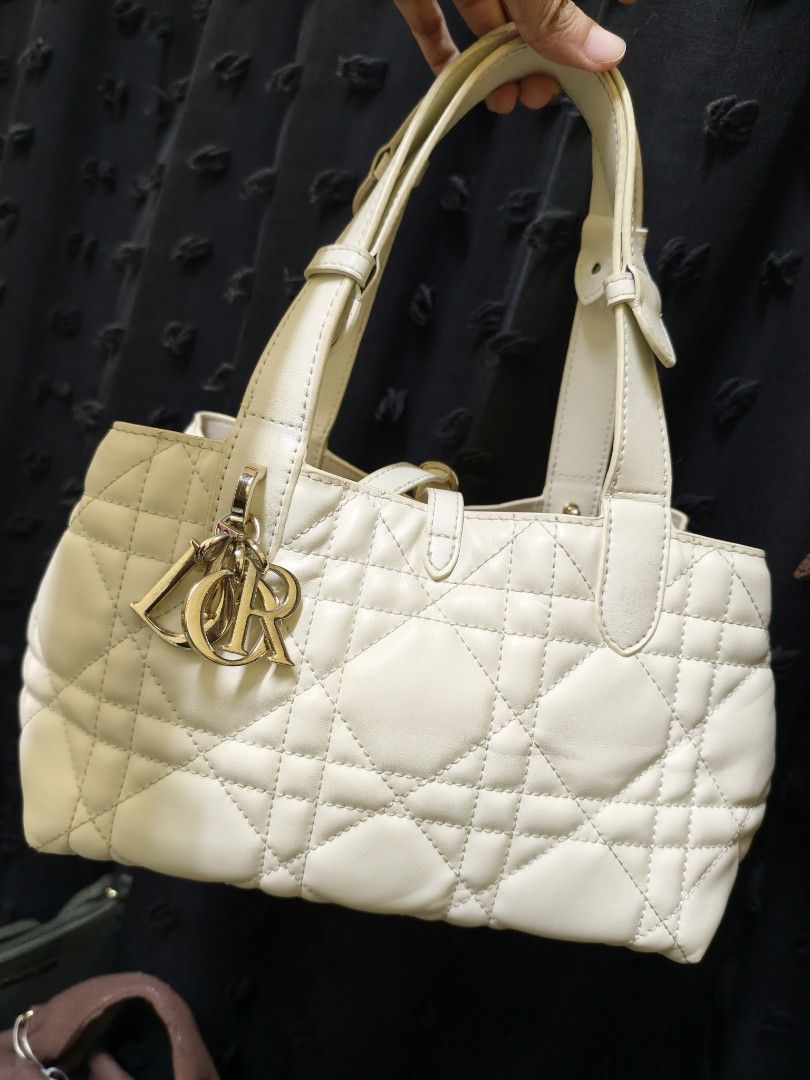 CD (Category: Shoulder Bags) located in Kuala Lumpur. Submitted by theatmacreations (Listing ID 1457308973, Image 2). Description: PLEASE READ CAREFULLY OUR T&C!!! SELECTED THRIFT DIOR TOUJOURS COLOUR : CREAM CALFSKIN WITH MACROCANNAGE QUILTING AND PALE GOLD-FINISH METAL D.I.O.R. CHARMS. MATERIAL : CALFSKIN CONDITION : 7/10 (WITHOUT SMALL PURSE & HAVE A LITTLE DIRT, NEED TO POLISH) DIAMETER : 25CM CAN BE AS SHOULER TOO DM FOR MORE PICTURE PAYMENT