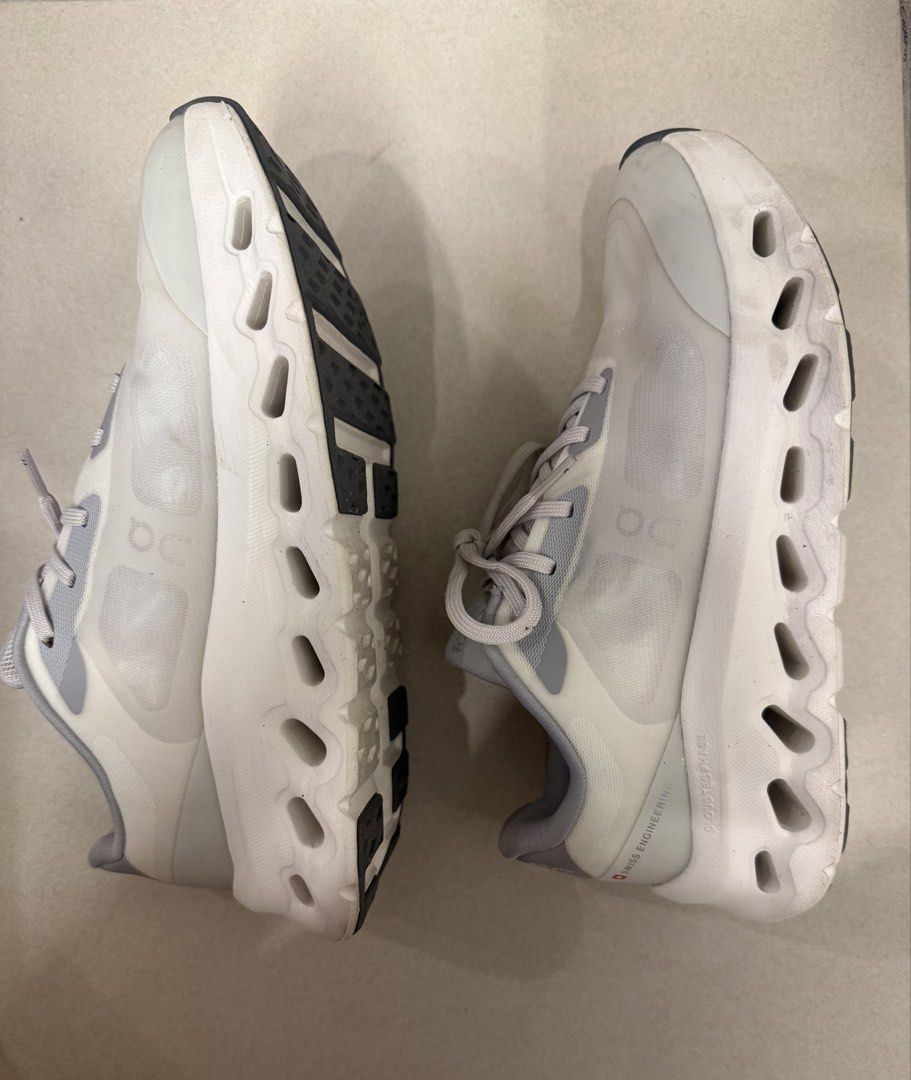 ONCLOUD Cloudtilt Remix Size US 7 Women’s (Category: Sneakers) located in Quezon City. Submitted by bibiqueen (Listing ID 1457142853, Image 2). Description: Cloudtilt size women’s US 7.5 Color alloy and ivory Used 3x Bought at Footlocker Rockwell RFS - too big for me Pick up in Makati City.