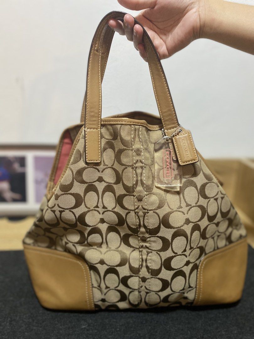 Coach Hadley Signature Bag (Category: Shoulder Bags) located in Cabuyao City. Submitted by copitos (Listing ID 1457241232, Image 1). Description: .