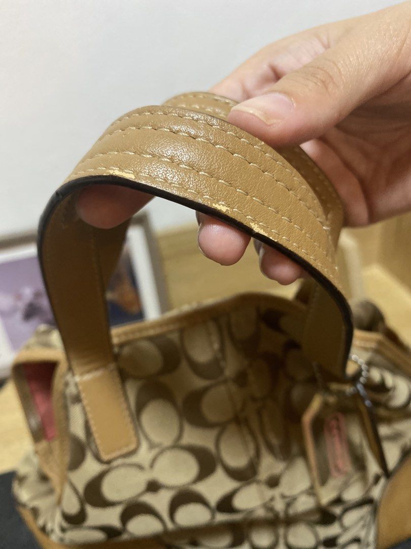 Coach Hadley Signature Bag (Category: Shoulder Bags) located in Cabuyao City. Submitted by copitos (Listing ID 1457241232, Image 2). Description: .
