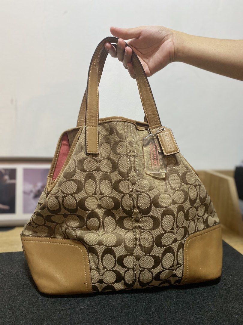 Coach Hadley Signature Bag (Category: Shoulder Bags) located in Cabuyao City. Submitted by copitos (Listing ID 1457241232, Image 3). Description: .
