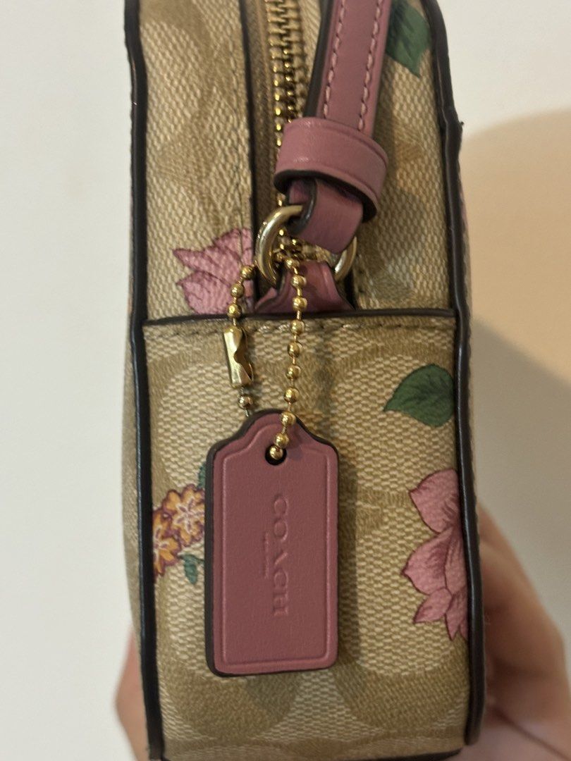 Coach Jamie Camera Bag (Category: Cross-body Bags) located in Bulacan. Submitted by janeeeeelleeeee (Listing ID 1457315094, Image 3). Description: Coach Jamie Camera Bag - good as new - no flaws, no signs of usage - from japan and 100% authentic :) ₱3800 🎈malolos, bulacan 🚛 shipping on weekends only. same day delivery via lalamove is available if schedules match. 🌸 no cancellation and exchanging of orders .