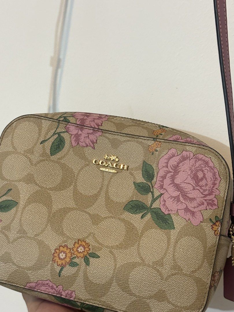 Coach Jamie Camera Bag (Category: Cross-body Bags) located in Bulacan. Submitted by janeeeeelleeeee (Listing ID 1457315094, Image 2). Description: Coach Jamie Camera Bag - good as new - no flaws, no signs of usage - from japan and 100% authentic :) ₱3800 🎈malolos, bulacan 🚛 shipping on weekends only. same day delivery via lalamove is available if schedules match. 🌸 no cancellation and exchanging of orders .