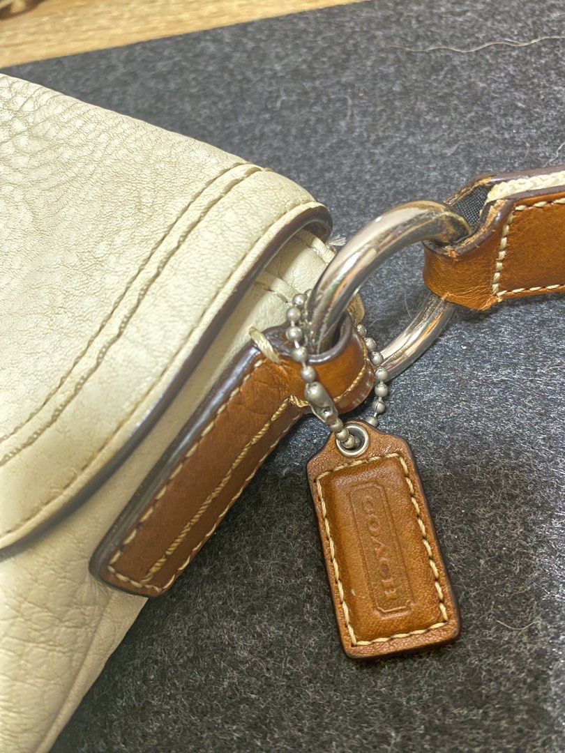 Coach Soho Bucket Flap Bag (Category: Shoulder Bags) located in Cabuyao City. Submitted by copitos (Listing ID 1457235123, Image 3). Description: .