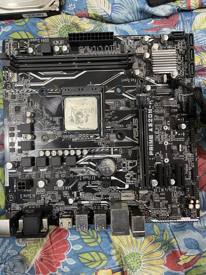 Computer parts decluttering (Category: Computer Parts) located in Quezon City. Submitted by preloved0704 (Listing ID 1457302122, Image 3). Description: Ryzen 3 2200g 2000 No issue Sama ko na motherboard yun may issue check niyo nalang Seagate 1tb hdd 1000 No issue Whalekom 256gb 1500 No issue Quezon city location .
