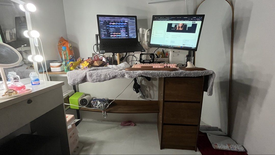 Computer Table (Category: Office Furniture & Fixtures) located in Pasay City. Submitted by vasthorse-1a64 (Listing ID 1457148073, Image 3). Description: Flaw as shown in the photo (a little bent on the lower shelf) other than that no flaws. RFS: No longer needed, Moving out. .