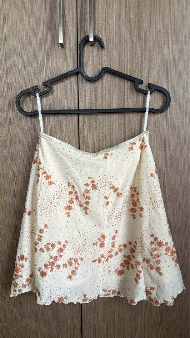 Cream Floral Print Mini Skirt (Category: Skirts) located in Los Banos. Submitted by ddn_07 (Listing ID 1457246466, Image 1). Description: - Cute cream mini skirt - Subtle orange floral print - Lettuce hem edge - Lightweight material, ideal for warm weather - Easy to style with a simple top - Perfect for casual outings or nights with friends.