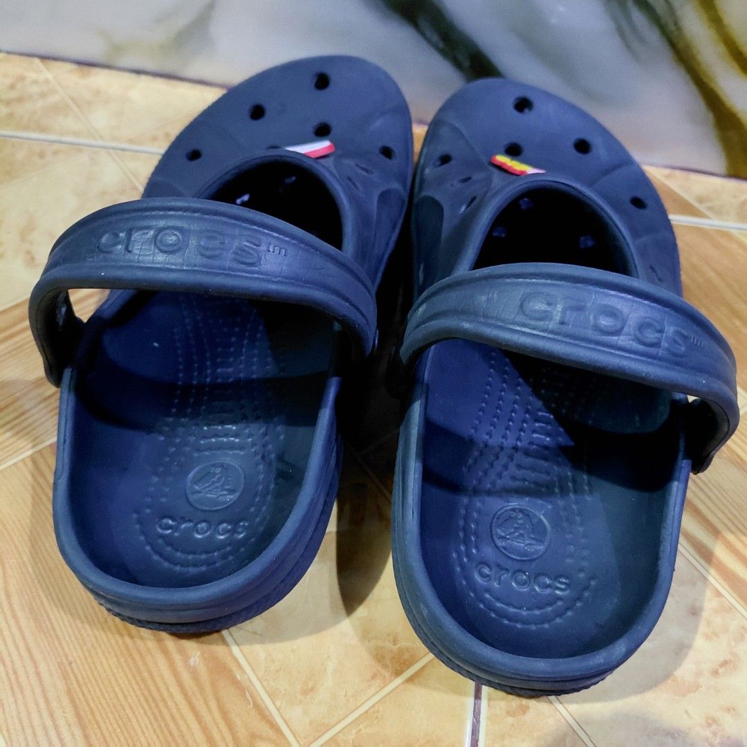 CROCS M5/W7 UNISEX 24-24.5cm (Category: Slippers & Slides) located in Manila. Submitted by pandinity (Listing ID 1457282252, Image 3). Description: 24-24.5cm original crocs UNISEX.
