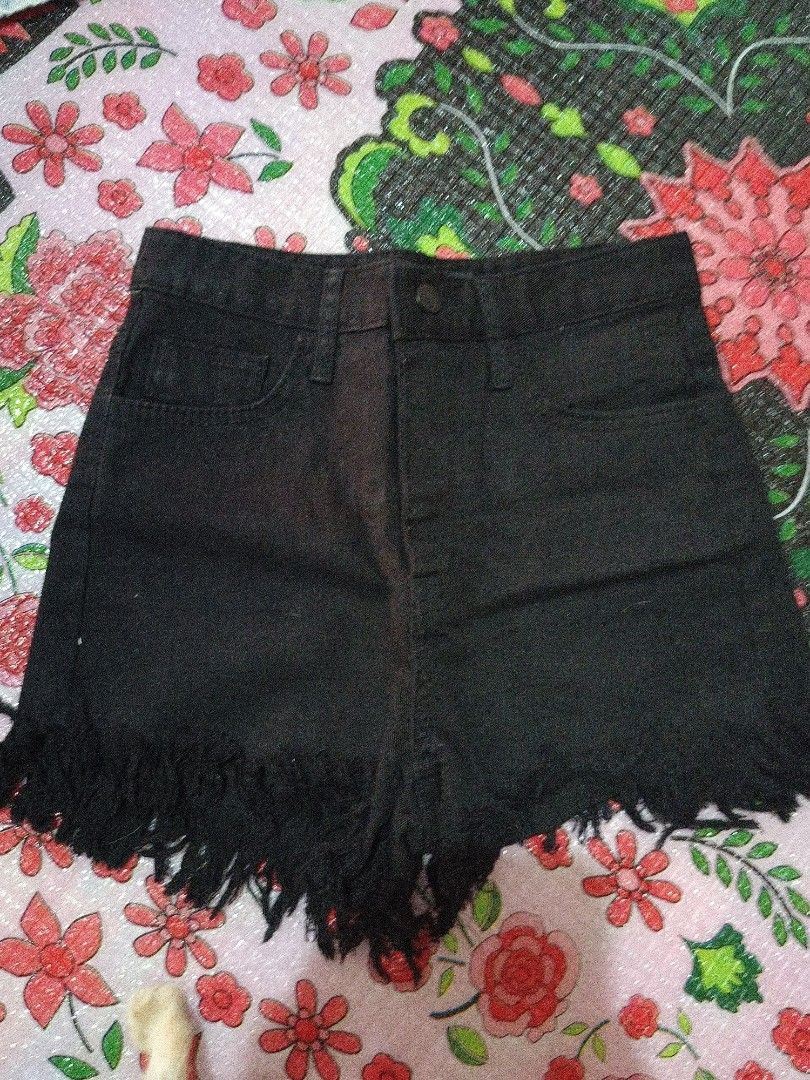 Denim HW / MW Short Size 24 (Category: Shorts) located in Guagua. Submitted by mxrll (Listing ID 1457160963, Image 3). Description: All Size 24 50 each Take All 200.