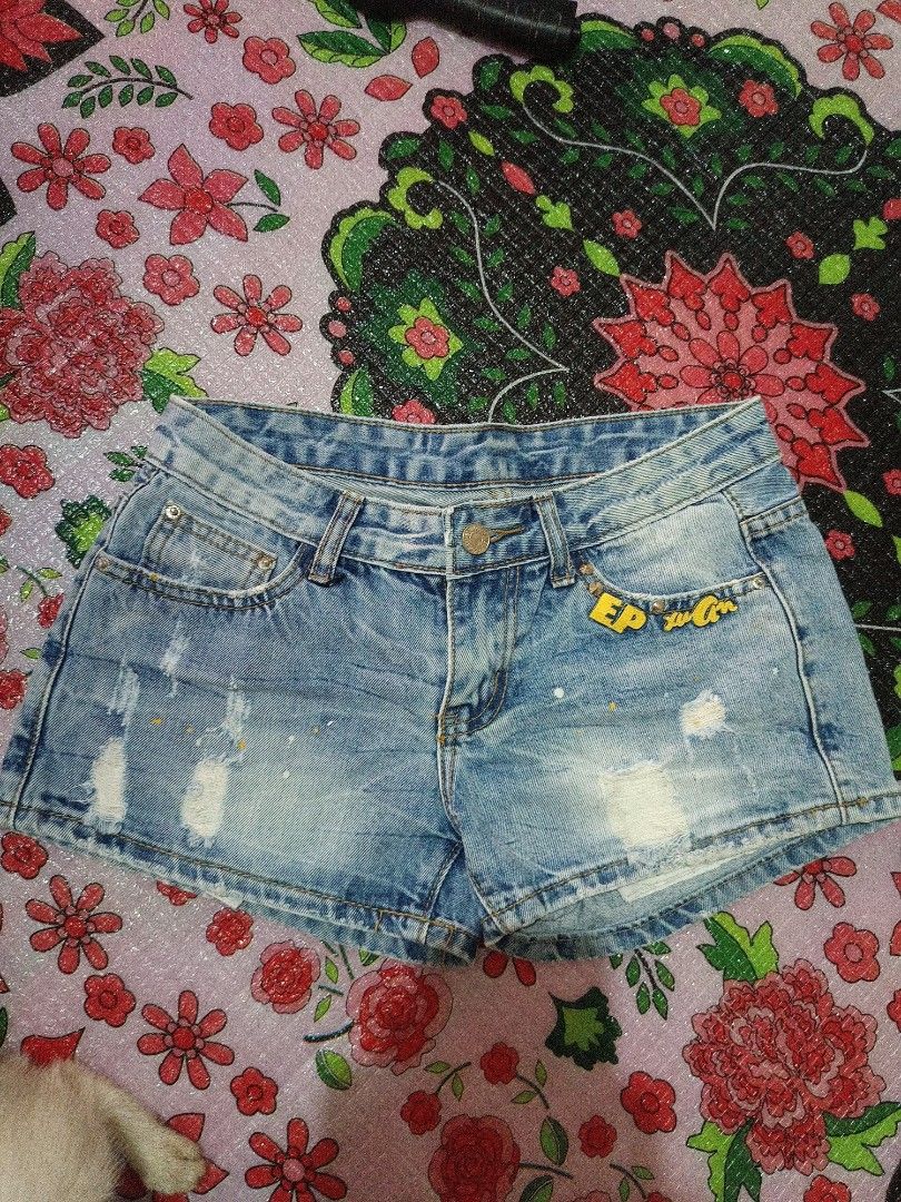 Denim Short MW SIZE 27 (Category: Shorts) located in Guagua. Submitted by mxrll (Listing ID 1457160675, Image 1). Description: SIZE 27 JNT COURIER.