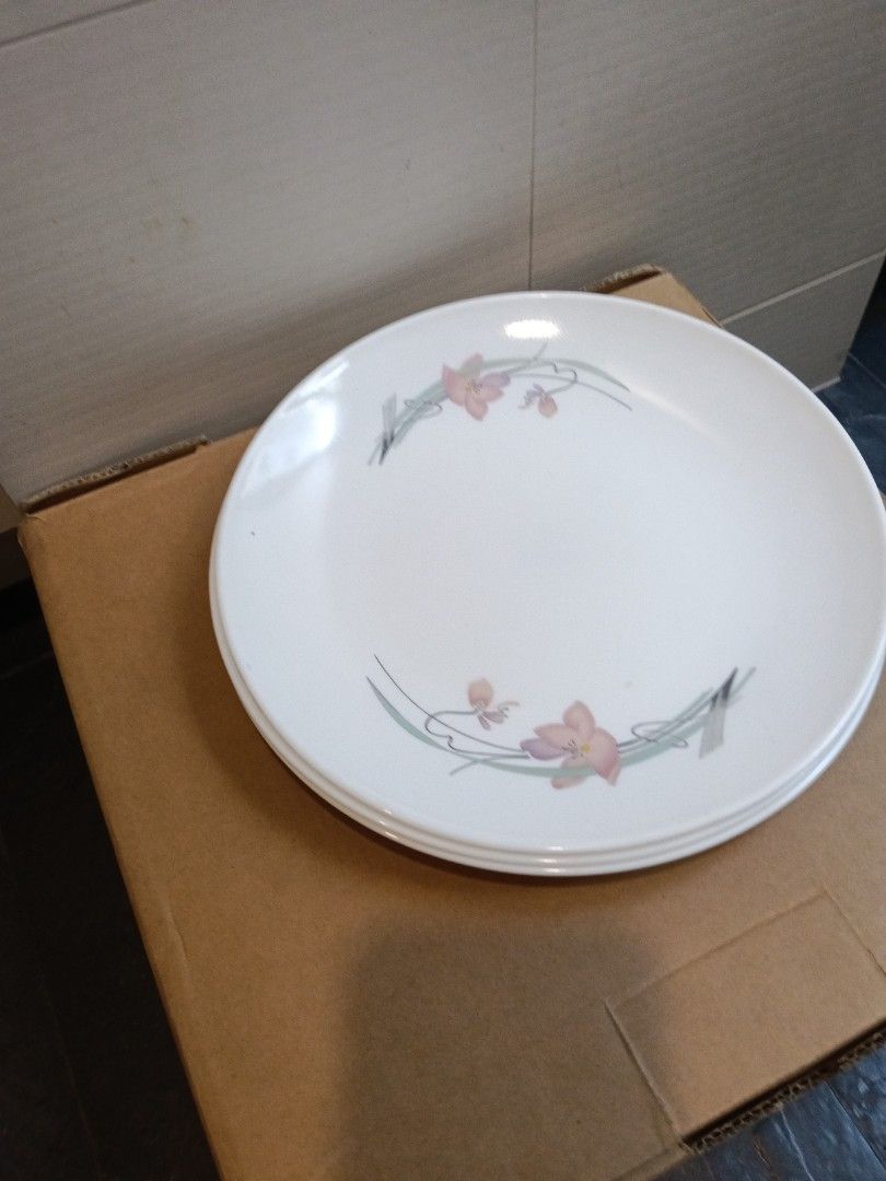 Dining set bundle (Category: Dinnerware & Cutlery) located in Singapore. Submitted by greeeenteaaaa (Listing ID 1457201032, Image 3). Description: set of 2 ceramic Chinese rice bowl 4 melamine dessert plate 3 conning wear plate selling as bundle for 5 dollars self collect only.