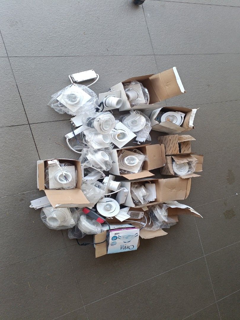 Down light (Category: Lighting) located in Kuala Lumpur. Submitted by loh.music (Listing ID 1457148210, Image 1). Description: LED down light all 3 nos - LED eye Ball - 7w 12 nos - LED eye ball - 7w 6 nos - LED dow light - 14w & 7 w total 21 nos.
