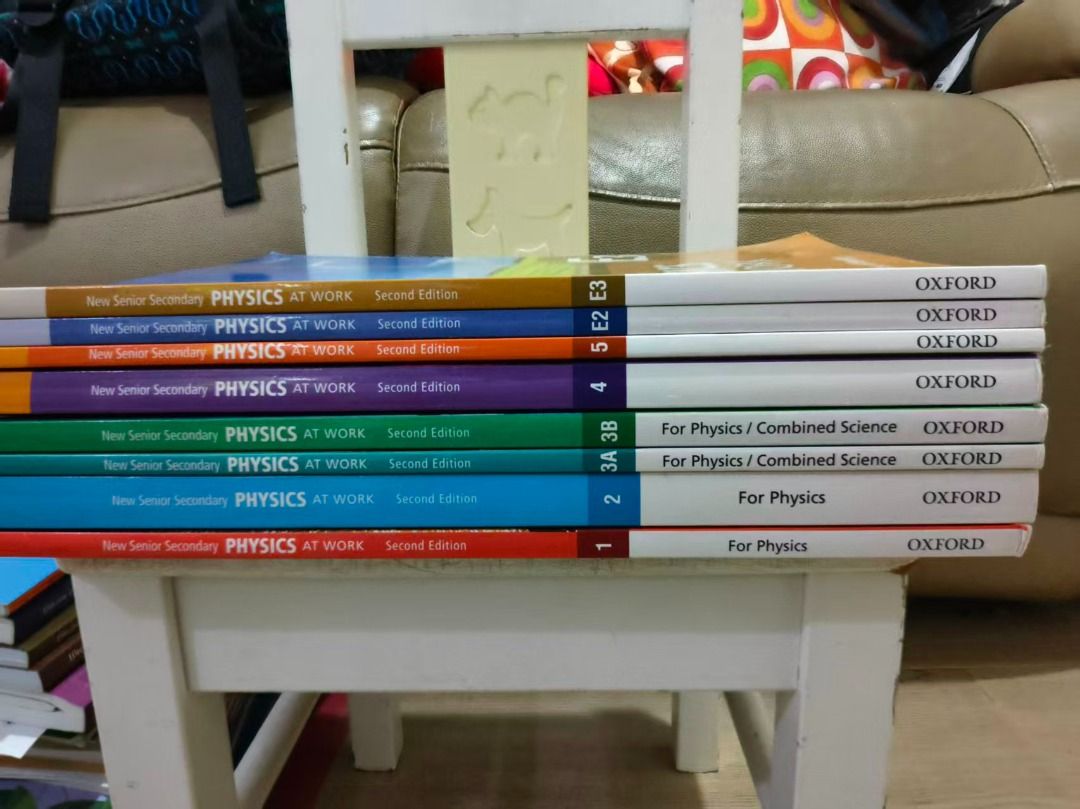 【清貨急放】DSE 物理 Oxford Physics at Work (2nd Ed) 必修1-5全套+選修E2 E3 (2020修訂版) （分類：教科書）位於 Hong Kong。 由 oscar234 提交（商品編號 1457174613，圖片 2）。簡介： 🎁 【買满100元免費送】 免費送：1990–2021 HKCEE + HKDSE Physics By-Topic 歷屆 Past Paper 試題集一套（含 Book 1, 2, 3A, 3B, 5 及選修 E2）！（內有少量筆跡，見圖7） 【急清屋企・平價出讓】 DSE 物理教科書 Oxford Physics at Work (Second Edition) 書況良好，約 85–90% 新，內頁少量螢光筆無嚴重塗抹 📚 全套打包特價： 👉 HK$ 190 @ 全套 8 本帶走（必修 1, 2, 3A, 3B, 4, 5 + 選修 E2, E3） 📖 單本拆售價： Book 2：$45 Book 4：$35 Bo