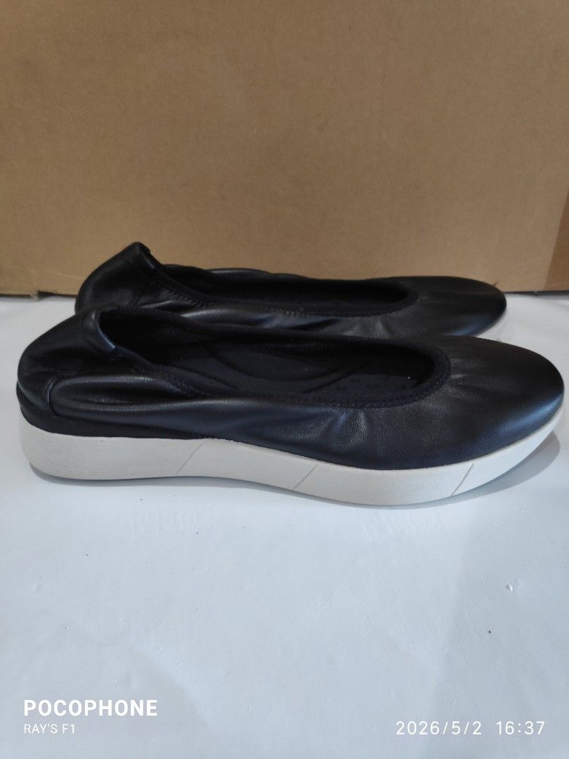 Easy Spirit Black Leather flats (Category: Flats & Sandals) located in Pagsanjan. Submitted by rays-days (Listing ID 1457319948, Image 3). Description: - Easy Spirit black leather flats - Comfortable slip-on style - Flexible sole for all-day comfort - Excellent grip pattern on soles - Versatile for everyday wear - outer sole is 26cm, so mga around 24-25cm size ng paa nyo is pasok naman pm me meet up around SANTA CRUZ LAGUNA for shipping, buyer wi