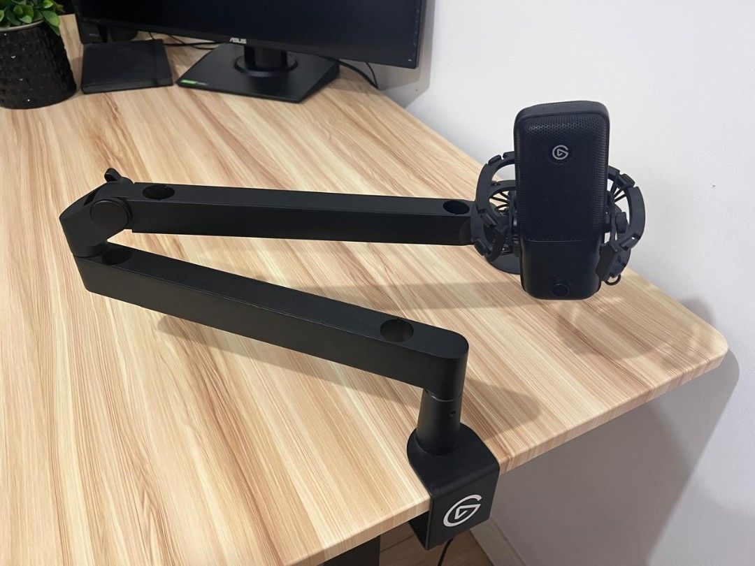 Elgota Low Profile Mic Arm (Category: Microphones) located in Pasig City. Submitted by fabriced1 (Listing ID 1457203844, Image 1). Description: - Black Gator Frameworks microphone boom arm - Secure desk clamp - Adjustable -does not include Microphone - Ideal for streaming, podcasting, and recording.