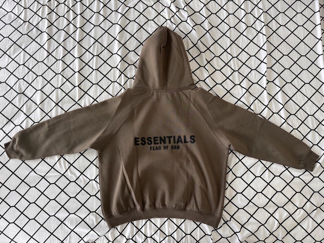 Essentials hoodie (Category: Hoodies) located in Quezon City. Submitted by doydoy14 (Listing ID 1457196989, Image 2). Description: - width 25.5in - Length 26in - S on tag Please avoid making an offer if you’re not going to buy it. 📍Payment first: Gcash only 📍Feel free to ask me about the item before buying. 📍Shipping fee will be shouldered by buyer. 📍colors may vary due to lighting 📍No refunds/returns 📍courier: J&T.