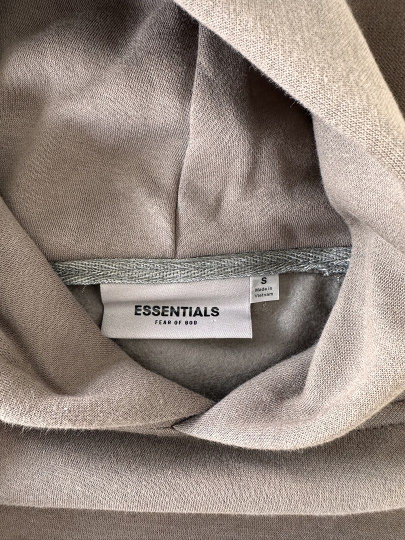 Essentials hoodie (Category: Hoodies) located in Quezon City. Submitted by doydoy14 (Listing ID 1457196989, Image 3). Description: - width 25.5in - Length 26in - S on tag Please avoid making an offer if you’re not going to buy it. 📍Payment first: Gcash only 📍Feel free to ask me about the item before buying. 📍Shipping fee will be shouldered by buyer. 📍colors may vary due to lighting 📍No refunds/returns 📍courier: J&T.