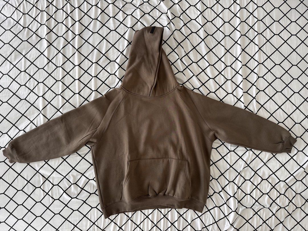 Essentials hoodie (Category: Hoodies) located in Quezon City. Submitted by doydoy14 (Listing ID 1457196989, Image 1). Description: - width 25.5in - Length 26in - S on tag Please avoid making an offer if you’re not going to buy it. 📍Payment first: Gcash only 📍Feel free to ask me about the item before buying. 📍Shipping fee will be shouldered by buyer. 📍colors may vary due to lighting 📍No refunds/returns 📍courier: J&T.