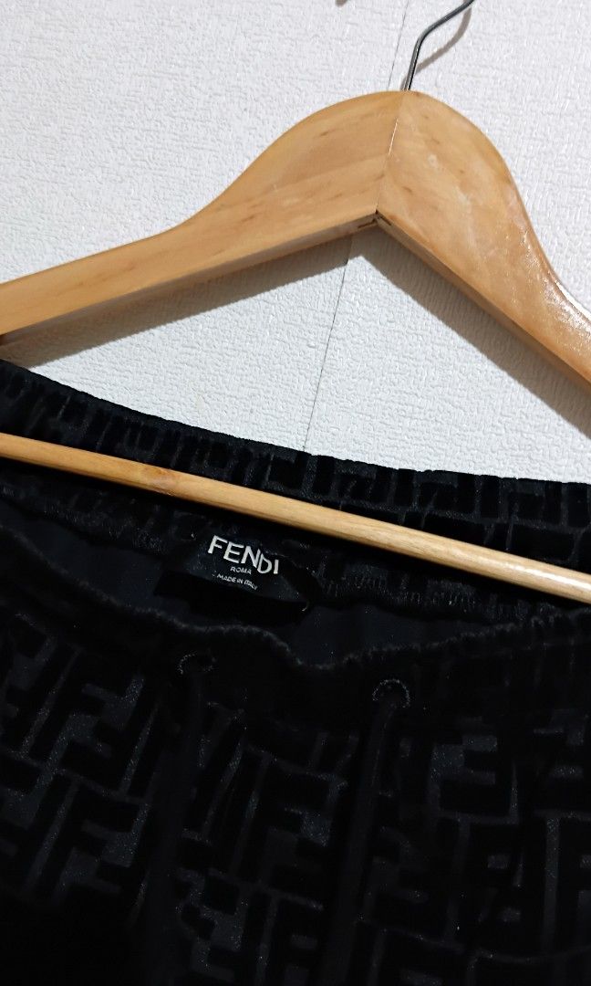 Fendi monogram (Category: Shorts) located in Santo Tomas. Submitted by teofilo-thrifted (Listing ID 1457277788, Image 2). Description: Fend! Monogram Short Excellent Size 32-36 Haba 20.5 Pr!ce 500 free shipping.