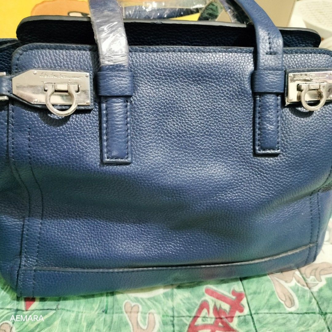 Ferragamo - The Verve tote bag (Category: Luxury Bags & Wallets) located in Caloocan City. Submitted by almaeternamara (Listing ID 1457141384, Image 3). Description: The Verve tote from Salvatore Ferragamo is the perfect everyday bag. It is crafted from navy leather. The zip closure is secured with signature Gancini clasps and the tote is equipped with a suede-lined interior. This tote is complete with protective metal feet and dual handles. Dime