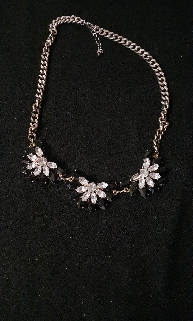Floral Crystal Statement Frontal Necklace (Category: Body Jewelry) located in San Pedro. Submitted by 08_ak (Listing ID 1457256866, Image 2). Description: .