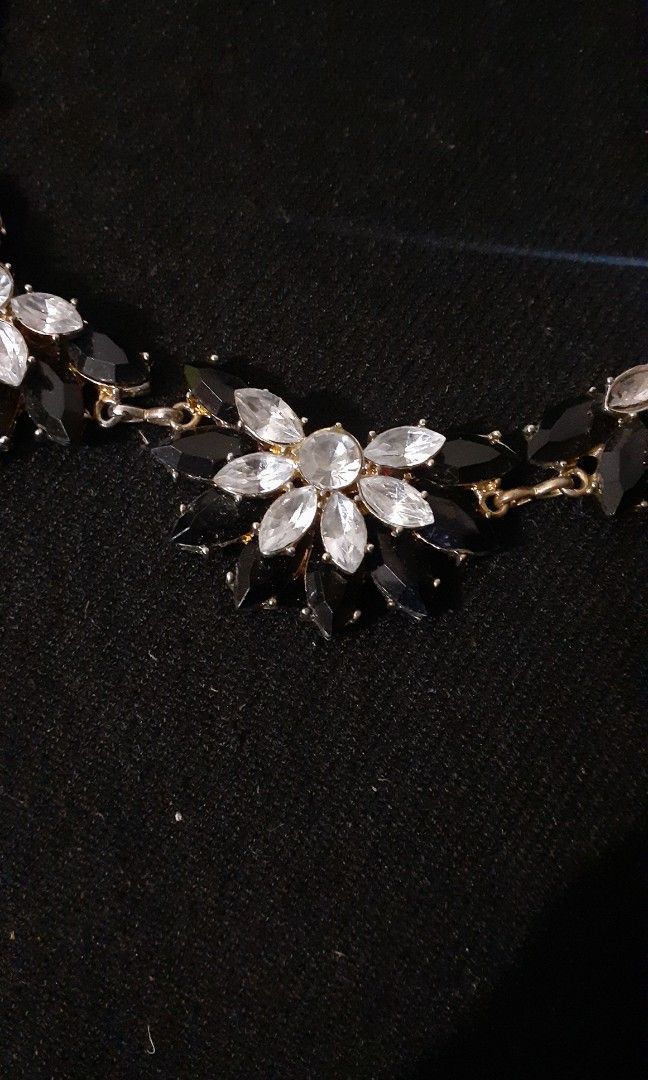 Floral Crystal Statement Frontal Necklace (Category: Body Jewelry) located in San Pedro. Submitted by 08_ak (Listing ID 1457256866, Image 3). Description: .