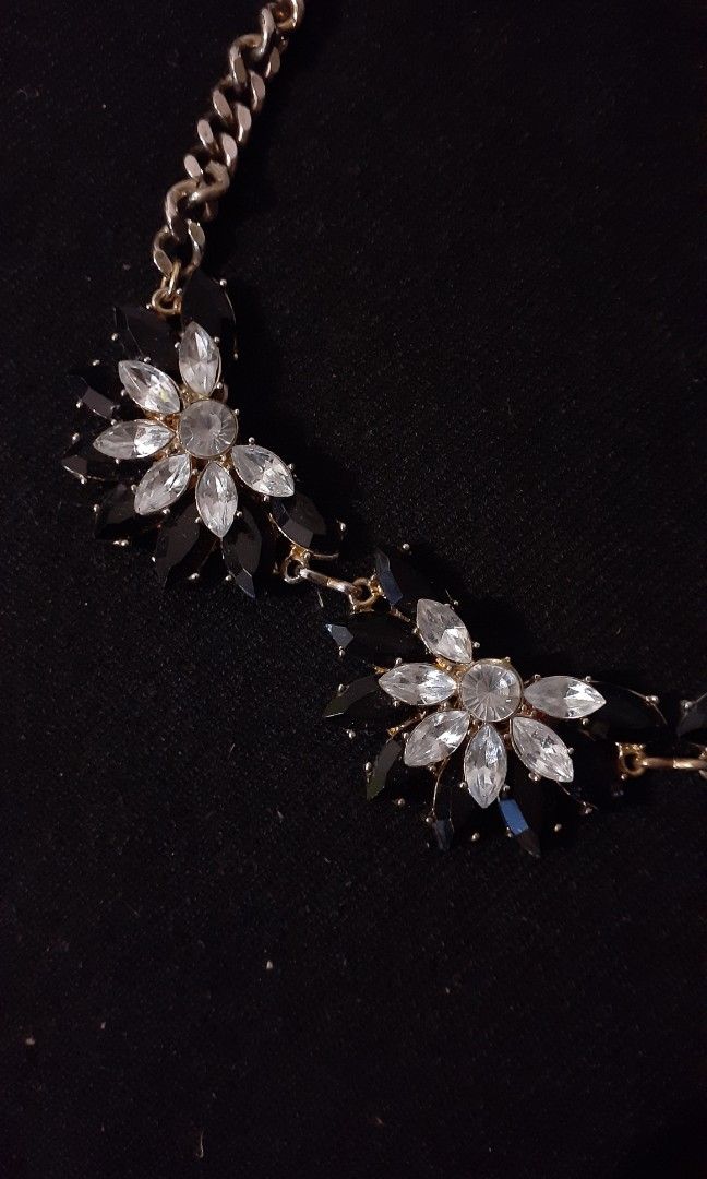 Floral Crystal Statement Frontal Necklace (Category: Body Jewelry) located in San Pedro. Submitted by 08_ak (Listing ID 1457256866, Image 1). Description: .