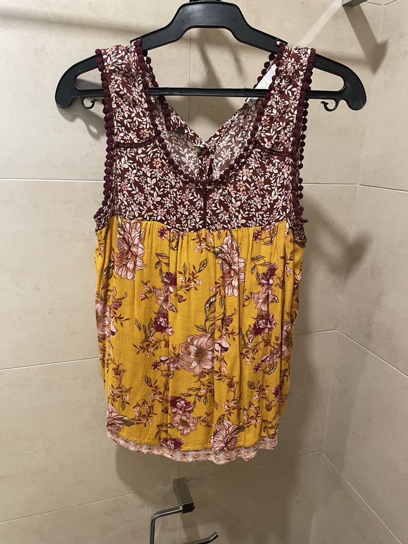 Floral Jolt Eurosummer Top (Category: Sleeveless) located in Quezon City. Submitted by fromthebodega (Listing ID 1457231010, Image 1). Description: American brand Jolt - Medium on tag but can fit L - Super flattering cut and cute print! Perfect for summer! Will keep if no one gets - Used less than 5x only - RFS: too small na on the chest area # ibiza positano european summer amalfi spain italy barcelona brandy melville nordstrom subdued desigual 