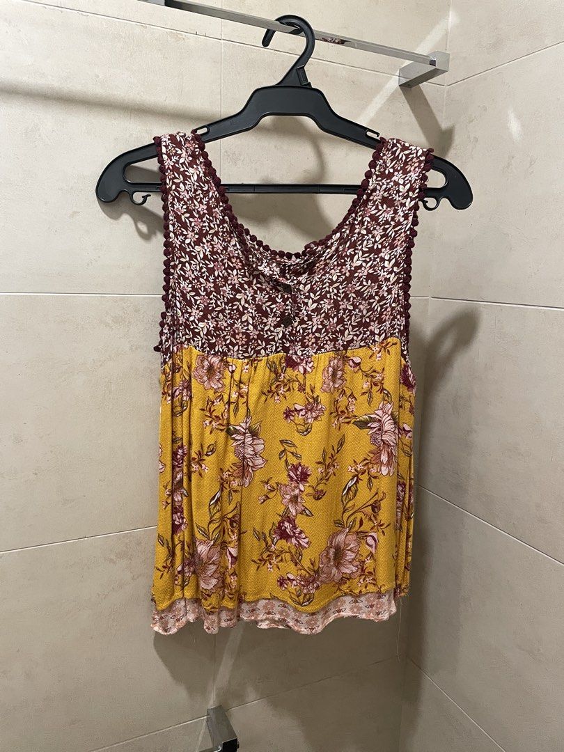 Floral Jolt Eurosummer Top (Category: Sleeveless) located in Quezon City. Submitted by fromthebodega (Listing ID 1457231010, Image 2). Description: American brand Jolt - Medium on tag but can fit L - Super flattering cut and cute print! Perfect for summer! Will keep if no one gets - Used less than 5x only - RFS: too small na on the chest area # ibiza positano european summer amalfi spain italy barcelona brandy melville nordstrom subdued desigual 