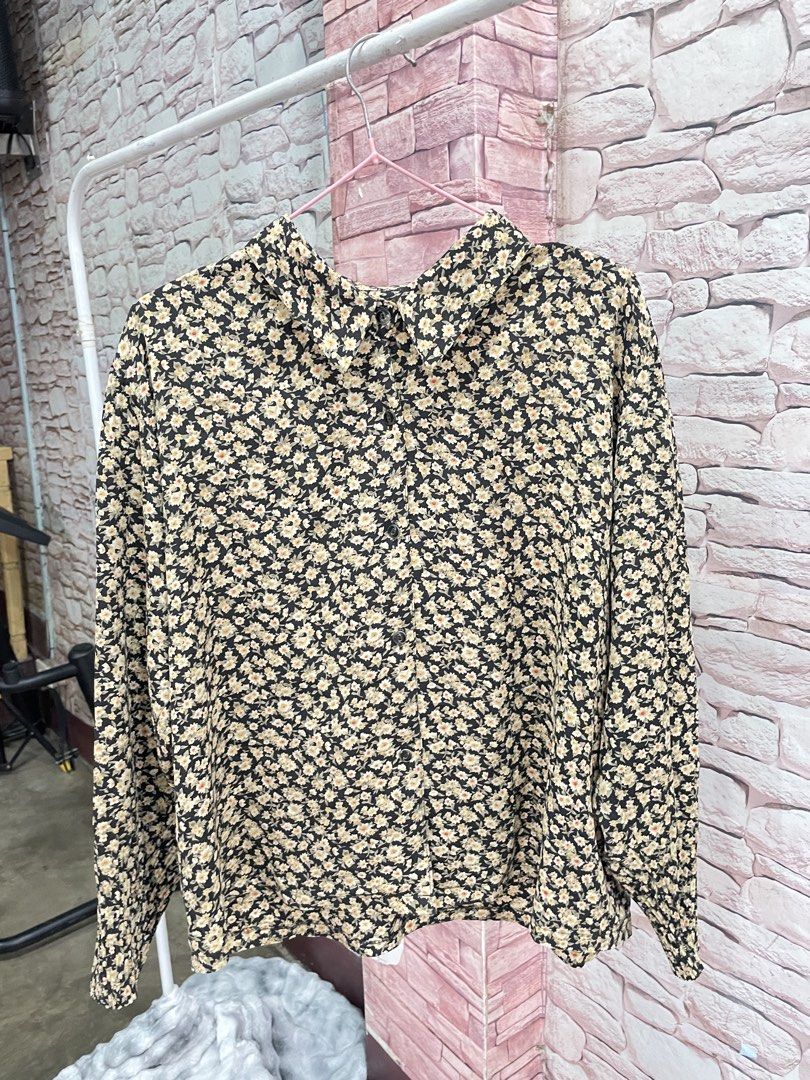 Floral Print Long Sleeve Button-Up Blouse (Category: Blouses) located in Quezon City. Submitted by queenthingss (Listing ID 1457289683, Image 1). Description: - Black blouse with yellow & white floral print - Long sleeves - Collared neckline with front buttons - Lightweight material - Perfect for casual or dressed-up looks.