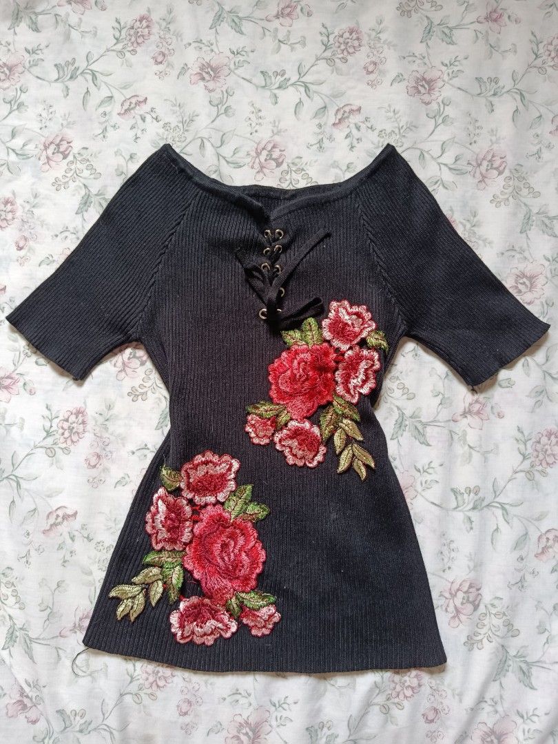 FLOWER DESIGN (Category: Blouses) located in Manila. Submitted by itzme_acquaria (Listing ID 1457176652, Image 1). Description: - FIT TO SMALL NO STAIN.