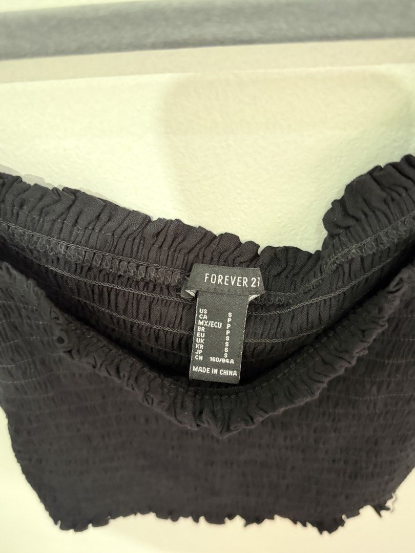 Forever 21 Black Smocked Puff Sleeve Top (Category: Blouses) located in Muntinlupa City. Submitted by jtarchive (Listing ID 1457257262, Image 3). Description: - Black smocked crop top - Brand: Forever 21 - Puff sleeves with tie details - Square neckline - Very stretchy material - Perfect with high-waisted bottoms.