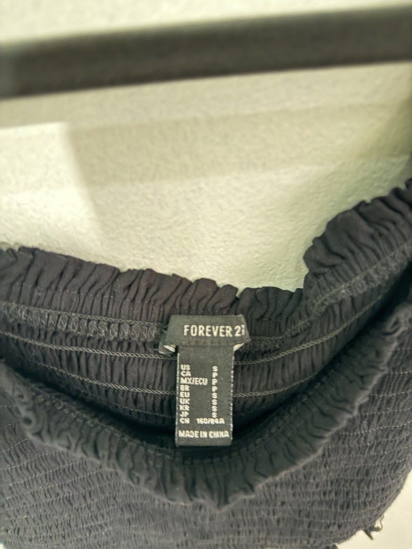 Forever 21 Black Smocked Puff Sleeve Top (Category: Blouses) located in Muntinlupa City. Submitted by jtarchive (Listing ID 1457257262, Image 2). Description: - Black smocked crop top - Brand: Forever 21 - Puff sleeves with tie details - Square neckline - Very stretchy material - Perfect with high-waisted bottoms.