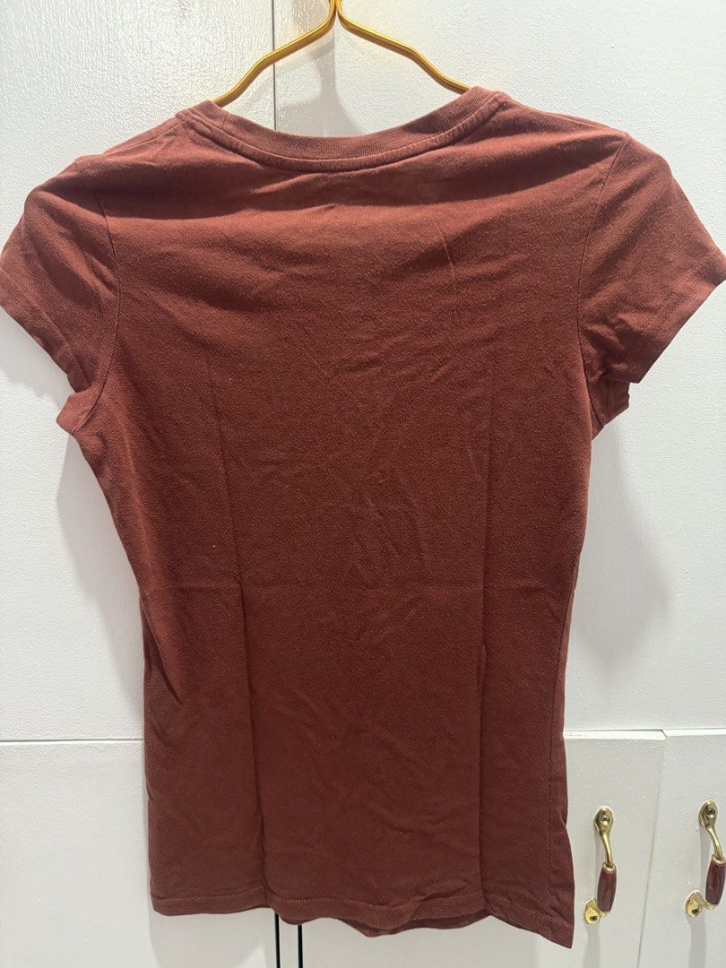 GUESS Authentic Vintage Graphic Tee – Rust / Maroon (Y2K Style) (Category: Shirts) located in Taguig. Submitted by monethambas (Listing ID 1457293506, Image 2). Description: Description: Selling a vintage GUESS graphic t-shirt in a nice rust brown/maroon shade. Features a bold front graphic reading “Authentic GUESS Denim Pioneer Est. 1981”. Perfect for Y2K, casual vintage, or retro street style looks..
