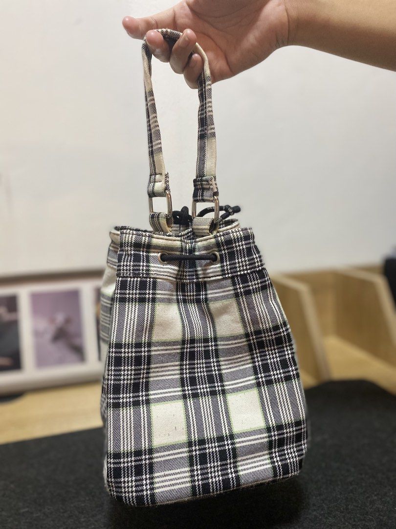 Guess Canvas Bucket Bag (Category: Cross-body Bags) located in Cabuyao City. Submitted by copitos (Listing ID 1457243779, Image 2). Description: .