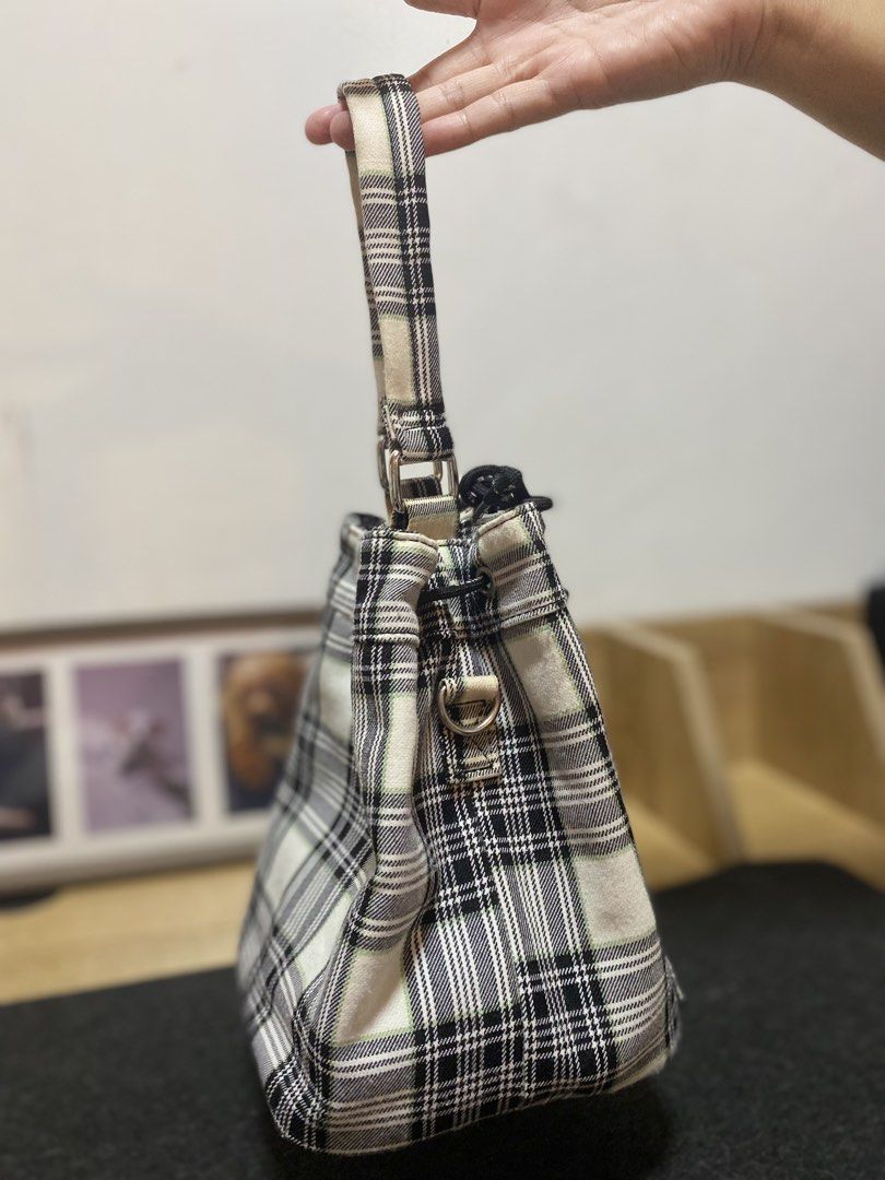 Guess Canvas Bucket Bag (Category: Cross-body Bags) located in Cabuyao City. Submitted by copitos (Listing ID 1457243779, Image 3). Description: .