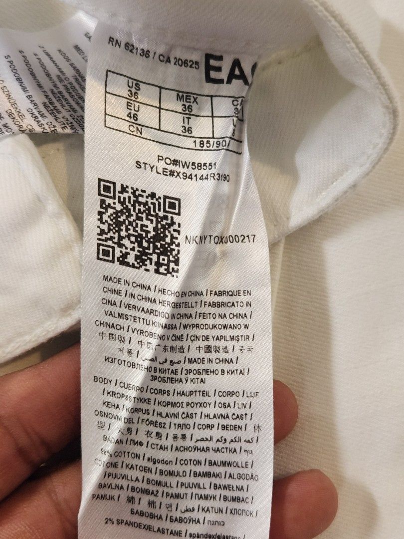 AUTHENTIC GUESS White Moto Jeans (Category: Jeans) located in Manila. Submitted by csc42 (Listing ID 1457212419, Image 3). Description: - Smart Casual Wear - Relaxed fit - Moto detailing on knees and thighs - Button and zip closure - Classic five-pocket styling - Perfect for casual or dressed-up looks - Payment mode : Mari bank / GCash - Payment : 400 + SF.