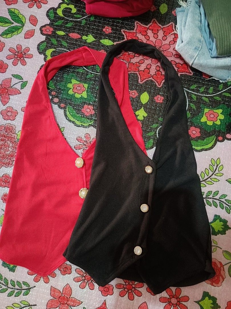 Halter Neck Vest Top - Red and Black (Category: Sleeveless) located in Guagua. Submitted by mxrll (Listing ID 1457161901, Image 1). Description: XS TO SMALL KERI SEMI MED 100 BOTH JNT COURIER.
