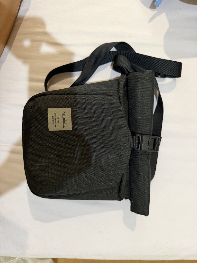 Hellolulu Nigel Compact Camera Bag (Category: Cross-body Bags) located in Singapore. Submitted by thekneecap (Listing ID 1457190613, Image 2). Description: Sling bag that can be used as camera bag. Divider inside is removable. The lining has protective cushioning .