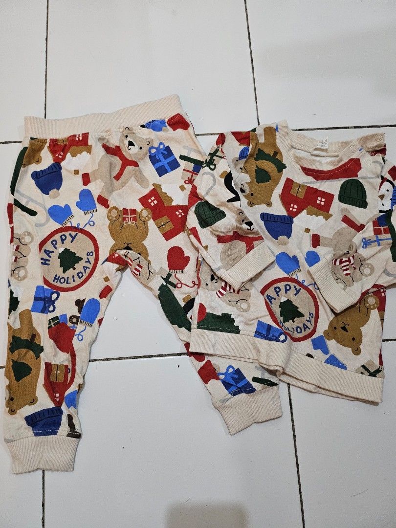 H&M Terno / Coordinates (Category: Babies & Kids Fashion) located in Mandaluyong City. Submitted by efril.pecson (Listing ID 1457246967, Image 2). Description: - Brand: H&M - Set Includes: Long-sleeved top & matching pants - Size: 18-24 months - Perfect for cozy nights and holiday cheer.