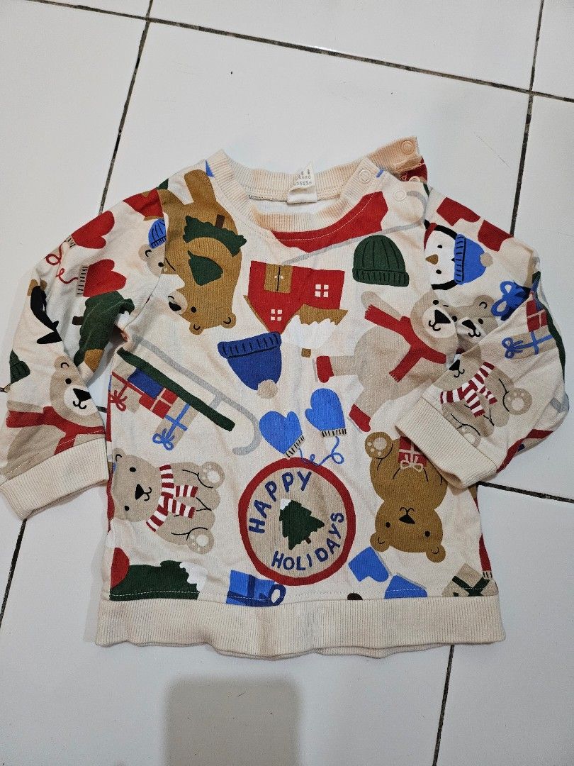 H&M Terno / Coordinates (Category: Babies & Kids Fashion) located in Mandaluyong City. Submitted by efril.pecson (Listing ID 1457246967, Image 3). Description: - Brand: H&M - Set Includes: Long-sleeved top & matching pants - Size: 18-24 months - Perfect for cozy nights and holiday cheer.