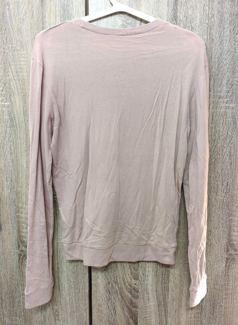 H&M Divided Girls Bite Back Pink Sweatshirt (Category: Longsleeves) located in Las Pinas. Submitted by offtonewhome (Listing ID 1457278899, Image 2). Description: - Brand: H&M Divided - Color: Pink - Style: Long-sleeved sweatshirt - Feature: 'Girls Bite Back' graphic print on front - Neckline: Crew neck - Occasion: Casual wear - Pairing: Easy to match with jeans or leggings.