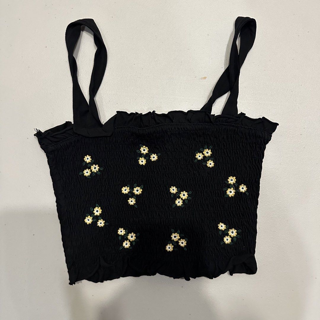 H&M Floral Sleeveless Top (Category: Sleeveless) located in Bulacan. Submitted by notalyk (Listing ID 1457226841, Image 1). Description: - with freebie (2 items and up) 💗 📍Bulacan Delivery fee is shouldered by customer .