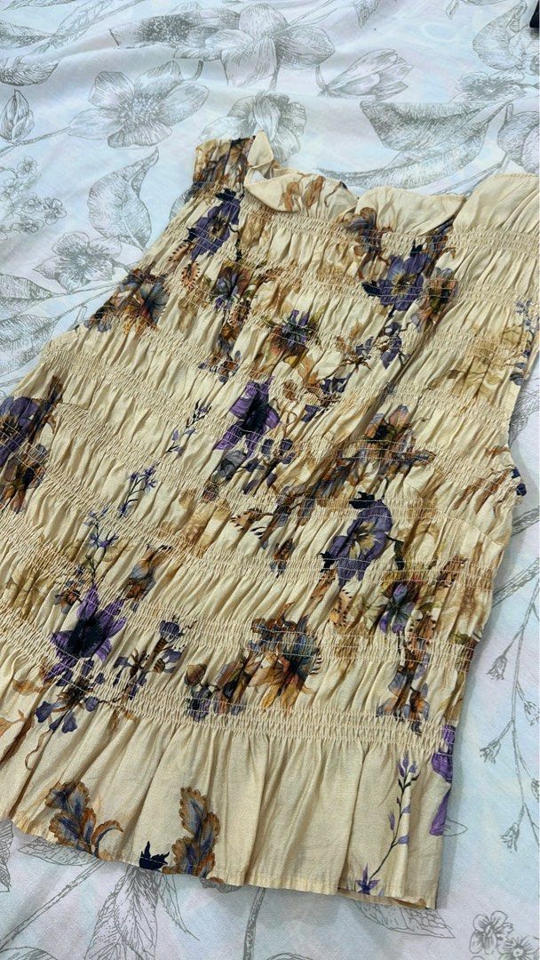 H&M Floral Smocked Top (Category: Sleeveless) located in Santa Rita. Submitted by teydeclutters (Listing ID 1457271116, Image 2). Description: H&M Floral Smocked Top - size SMALL but fits XS-M since garterized - breathable soft fabric -only worn once for an event -free SF within MM.