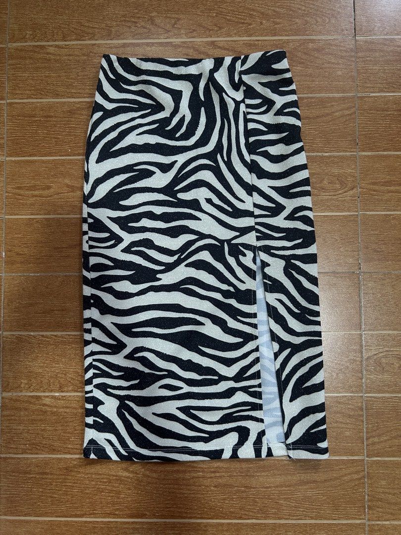 H&M Zebra Print Skirt with Side Slit (Category: Skirts) located in Quezon City. Submitted by mellonnotmelon (Listing ID 1457176034, Image 1). Description: .